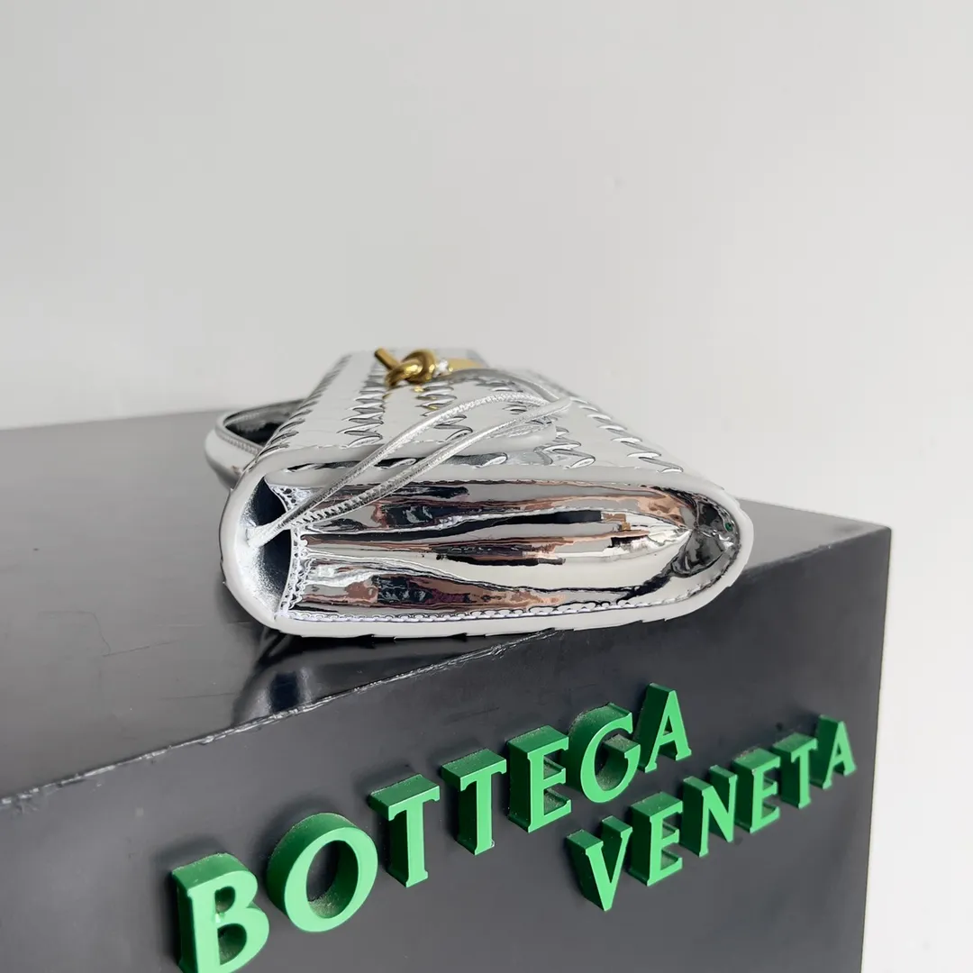 The batch of 1360 BV Andiamo evening handbags has been heavily planted again~ The designer aesthetics in the era of economic downturn are back. I fall in love with it at first sight and can't put it down. It's so beautiful and full of aura. The shape and texture are very competitive. It's light in weight and has sufficient capacity. It's a must-have for fashionistas. It's suitable for many occasions, minimalist, high-end and light luxury. Model No.: 741511 Size: 31*13*3cm